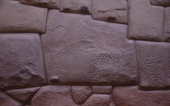 'Piedra a los doce angulos' - Zeugnis der Steinmetzkunst der Incas, der 12-eckige Stein (Hhe ca. 1,5m)