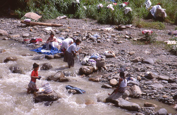 Indigenas waschen und trocknen Wsche am Flu