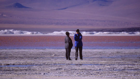 Berit und Sandra bei der Wanderung am Ufer der Laguna Colorado