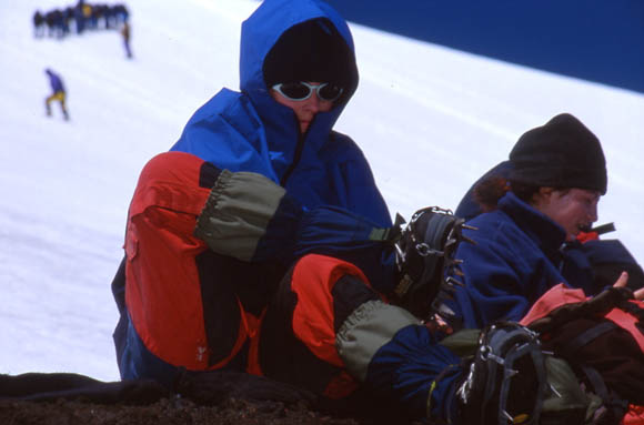 Berit beim Anlegen der Steigeisen auf dem Gletscher des Vulkans Villarica