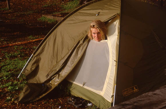 Berit schau nach einer regnerischen Nacht in den sonnigen Morgen