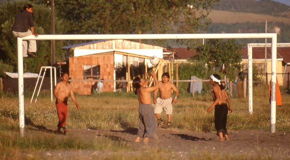 Mapuche-Indianer beim Volleyball am Strand