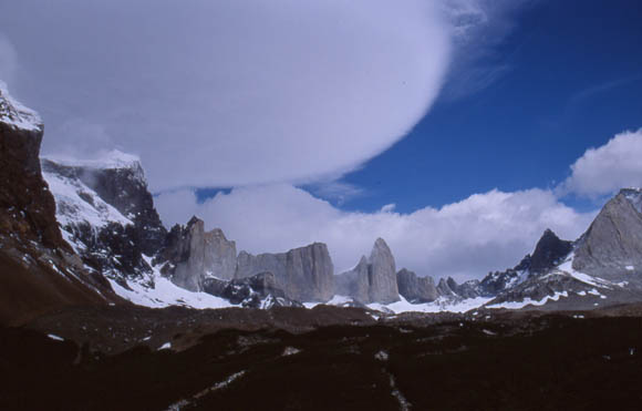 Linsenwolken ber den Torres del Paine