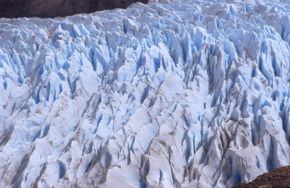 Ausschnitt des Gletscher - Unten rechts neben dem Felsen sind 5 Gletscherwanderer