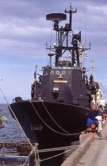 Kriegsschiff im Hafen von Punta Arenas