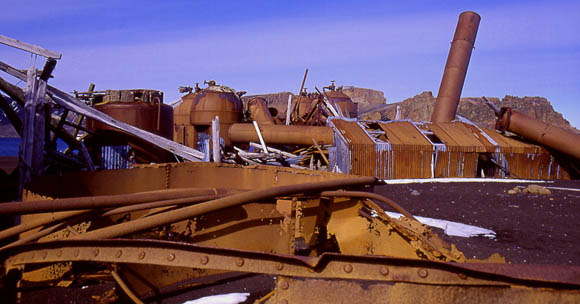 Verrostete Reste der Walfabrik