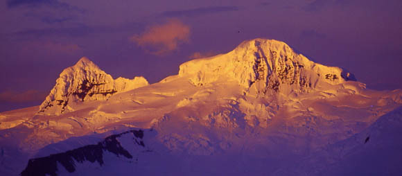 Die gletscherbedeckten Berge (meist um die 1000m hoch)leuchten in der Morgensonne