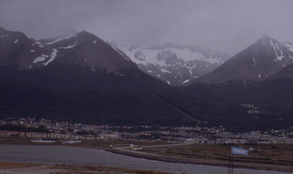 Ushuaia mit typischem Wetter am Beagle-Kanal