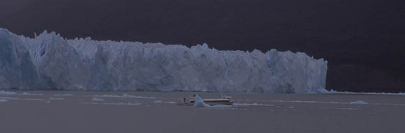 Die Abbruchkante des Perito Moreno. Der rtliche Fleck ist ein Ausflugsbootchen fr 150 Passagieren ...