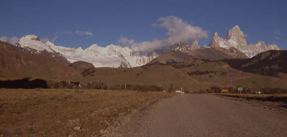 Die Anfahrt auf El Chalten mit den Granitriesen Fitzroy im Hintergrund