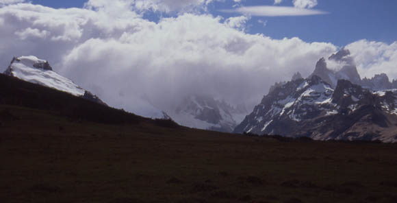 Ein typischer Anblick des Cerro Torre - Man sieht ihn nicht (Der hohe Berg rechts ist der Fiz Roy