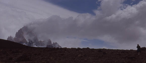 Beim Austieg auf den Aussichtsberg Pleige Tombado - Steinwste und eine 'rauchender' Fitz Roy