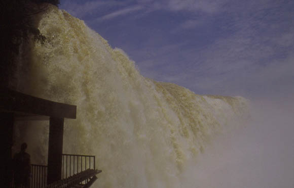 Wasserfall dierekt am Wanderweg