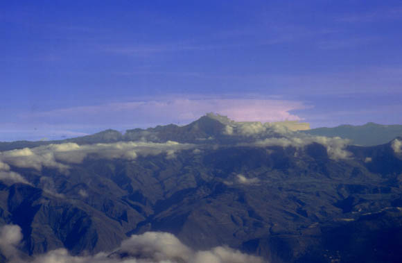 Der rauchende Turungahua (5040m) bei Baos