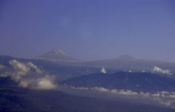 Schneebedeckt der Cotopaxi (5900m) links und rechts der Runiahui (4700m)