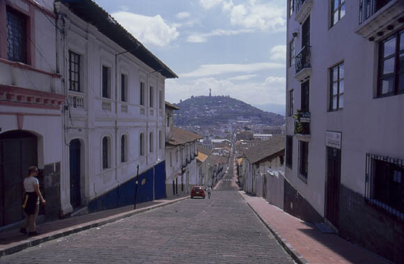 Sonntags autofrei - Die Altstadt von Quito. Geschtzt als UNESCO Weltkulturerbe. Im Hintergrund der Hgel Pancillo, von Strassenrubern und Dieben umlagerter Platz.