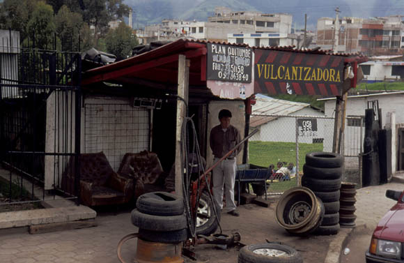 Reifenflicker am Strassenrand der Ausfallstrassen von Quito