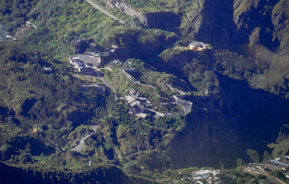 Der Zoo von Baos auf einer steilen Klippe im Bach