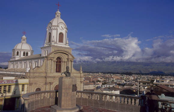 Der Turungahua, 5000m, hllt sich in Wolken hinter der Kirche