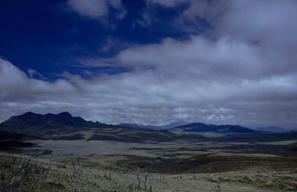 Blick nach Norden: links der Rumiahui mit seinen 3 Gipfeln, in der Mitte der Paschoa, 4200m und ganz rechts sieht man andeutungsweise Quito, ca. 60km entfernt auf 2800m