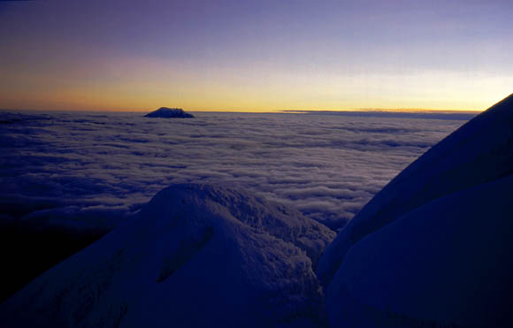 Nur die wirklich hohen Gipfel ragen aus dem Wolkenmeer - hier der Sangay, 5600m, sdlich des Cotopaxi