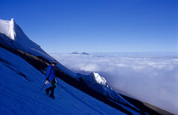 Steil bergab fhrte der Pfad - hinten der Zwillingsberg 'Las Illnizas' (beide ca. 5200m)
